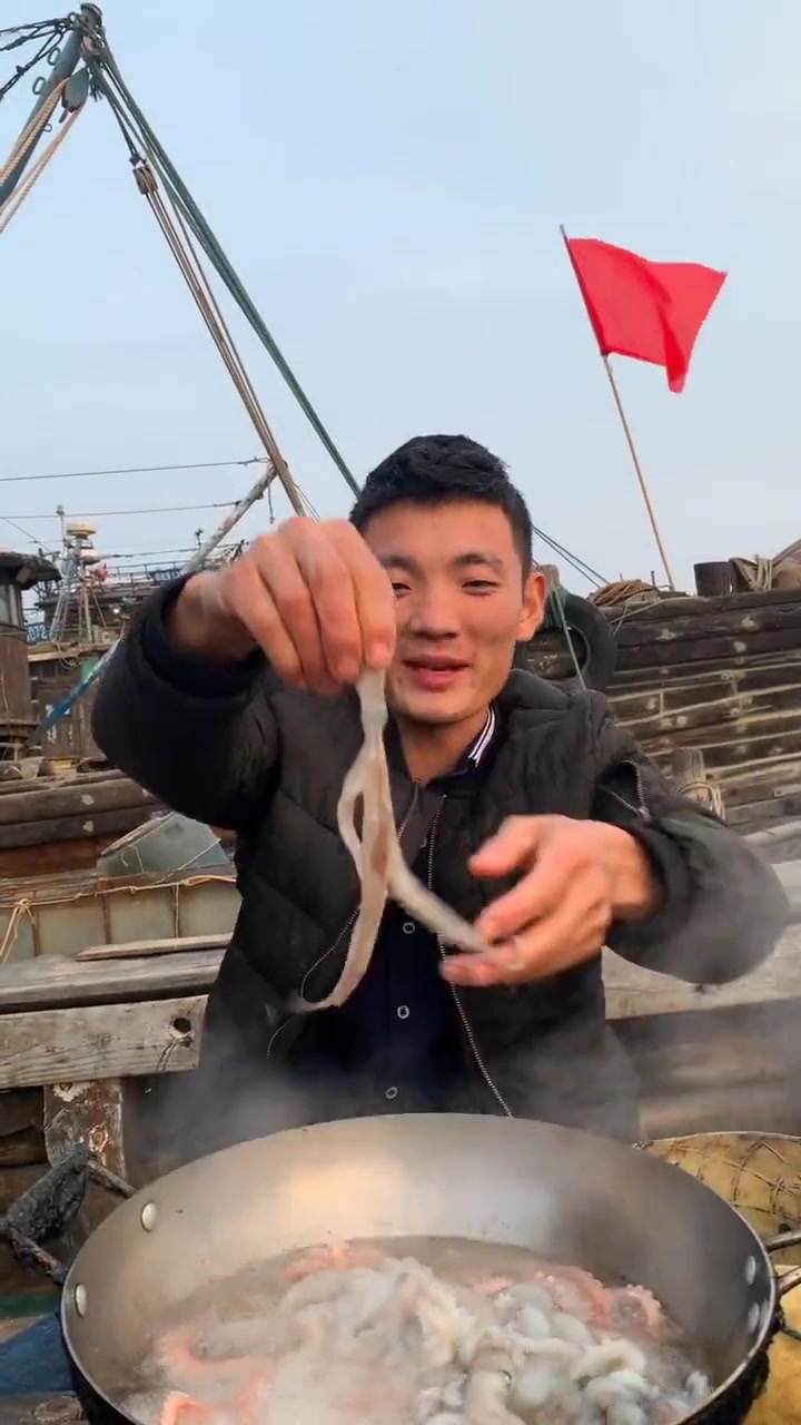 见识一下油炸八爪鱼,放开手那一刻,肚子里的蛔虫表示扛不住了