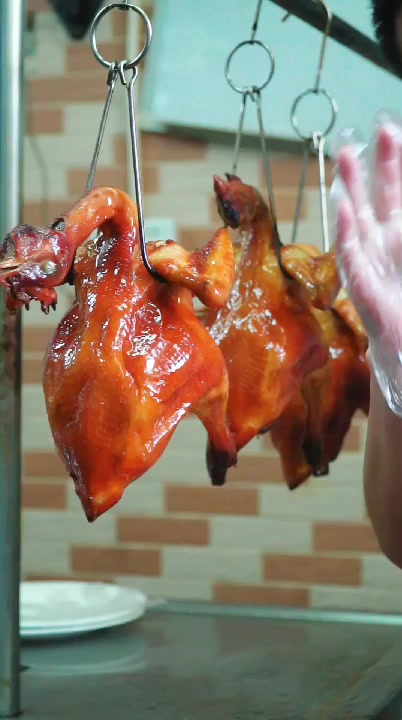 广式脆皮吊烧鸡,皮脆肉嫩味道足