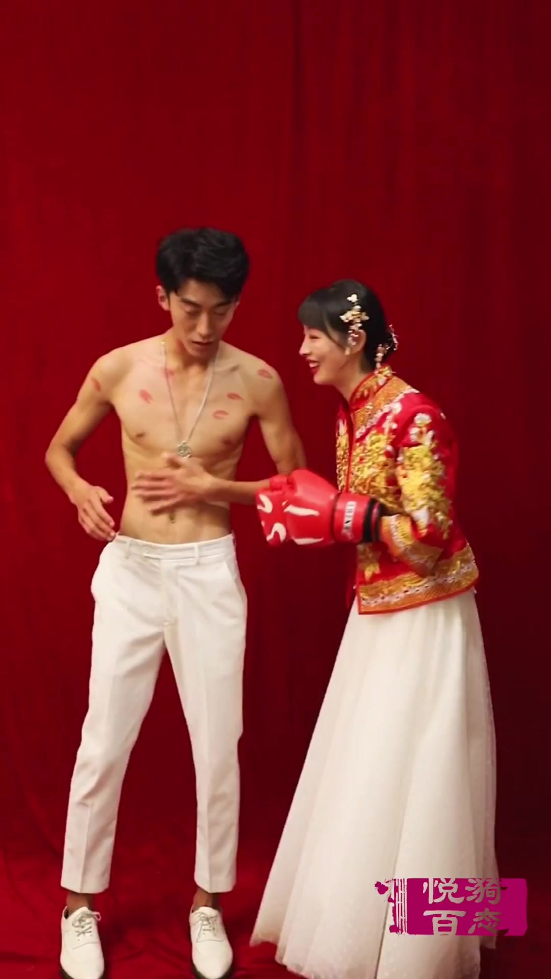 新郎秀着精瘦的肌肉拍婚纱照,质感的腹肌和鲨鱼肌让他比新娘抢眼