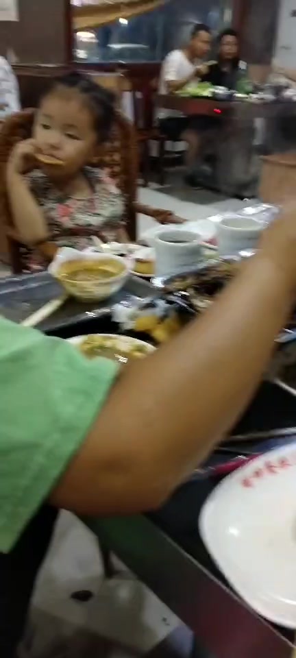 小齐磊带子家老小去吃刘一锅自助火锅小螺丝烤鱼面筋酸梅汤