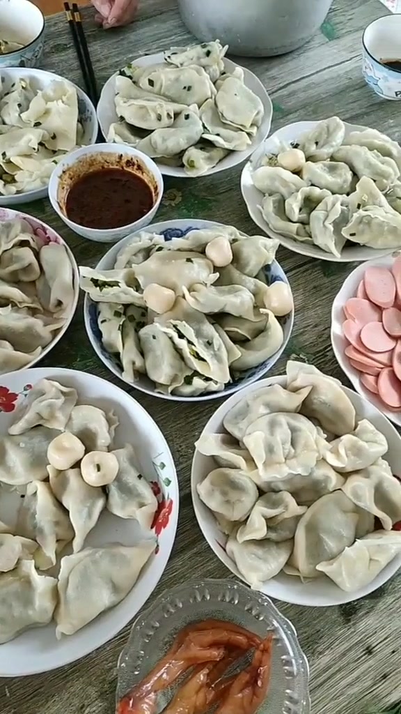 煮熟的饺子捞起来放在盘子里,一个个饺子特别漂亮 下载视频