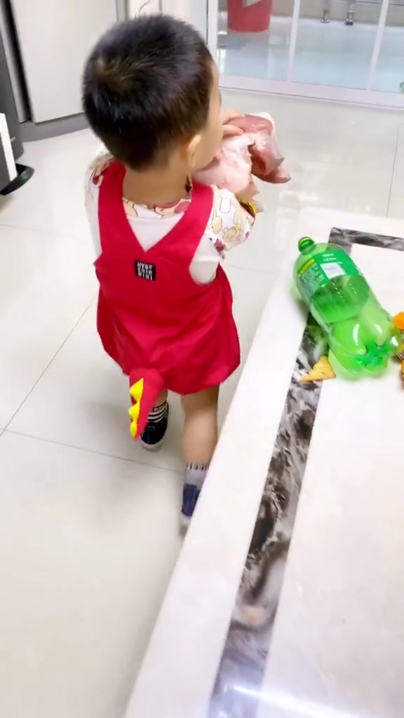 我在橱窗切菜中,爷爷喊快点过来看,你儿子拿生肉给我吃