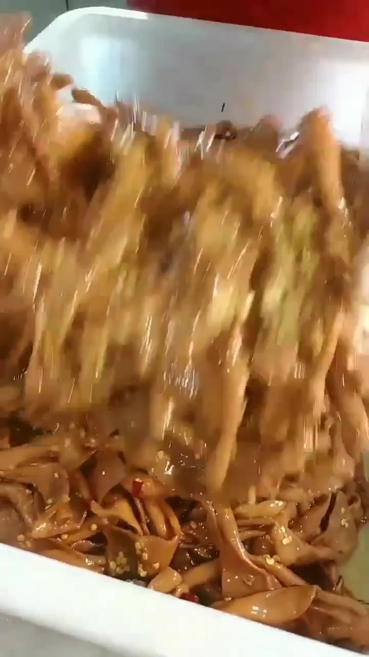 麻辣鸭肠制作完成,放了许多红色的辣椒油,味道很棒