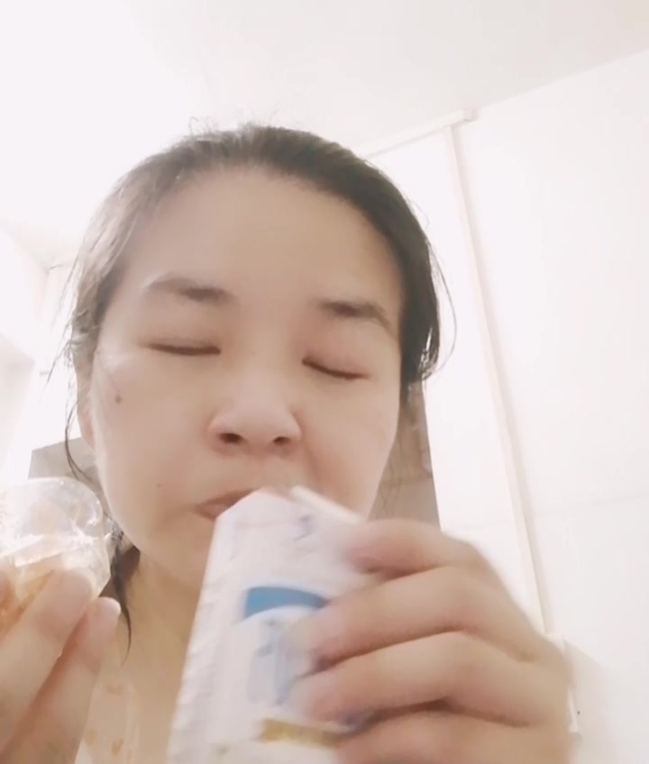 早餐牛奶配台湾滋味精益珍蛋酥味沙琪玛