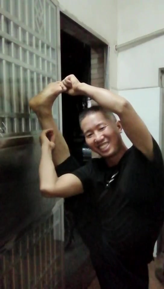 大叔教练瑜伽金鸡独立动作太优美了