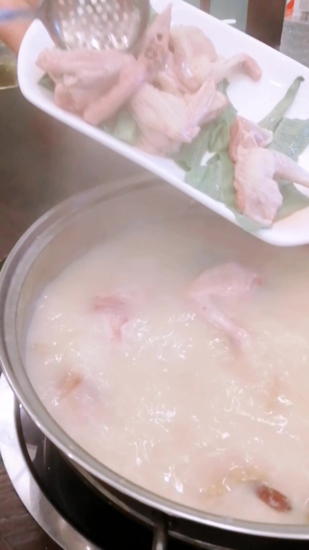 云南野生菌乳鸽汤,再加水鸭打火锅,南宁这个吃法你试过吗?