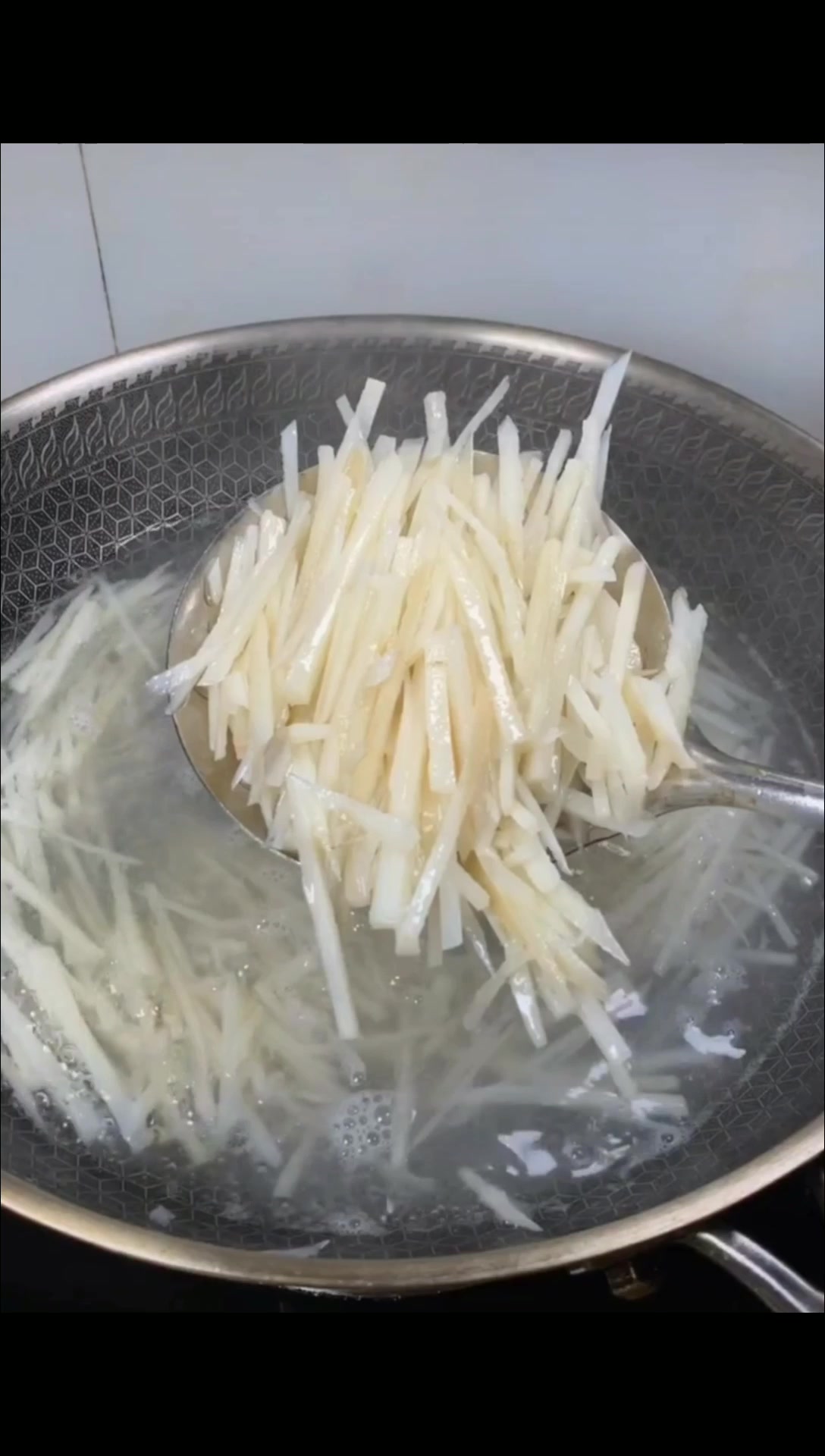 不知道吃什么菜的一定要看看,藕丝炒肉,下饭可口,好吃做法简单