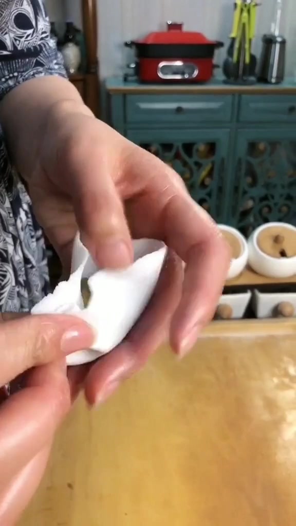 今天教大家做水晶虾饺,做法非常简单,不会的来我家吃