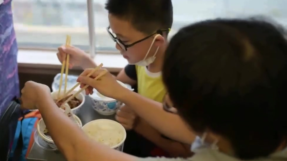 【动车小碗菜 光盘不浪费[good]】独立包装,按需点餐,动车上的小碗菜你吃过吗?近日,中