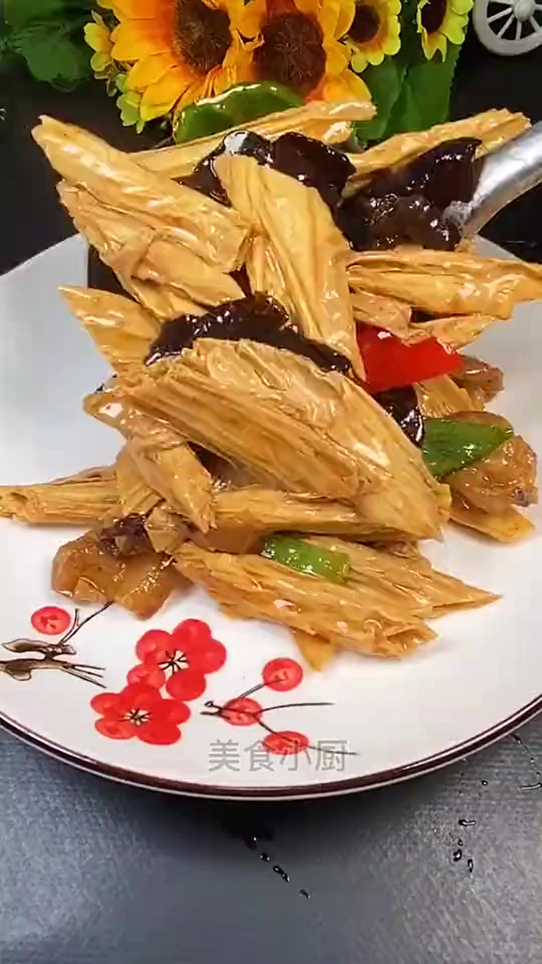 家常腐竹木耳炒肉,特别好吃