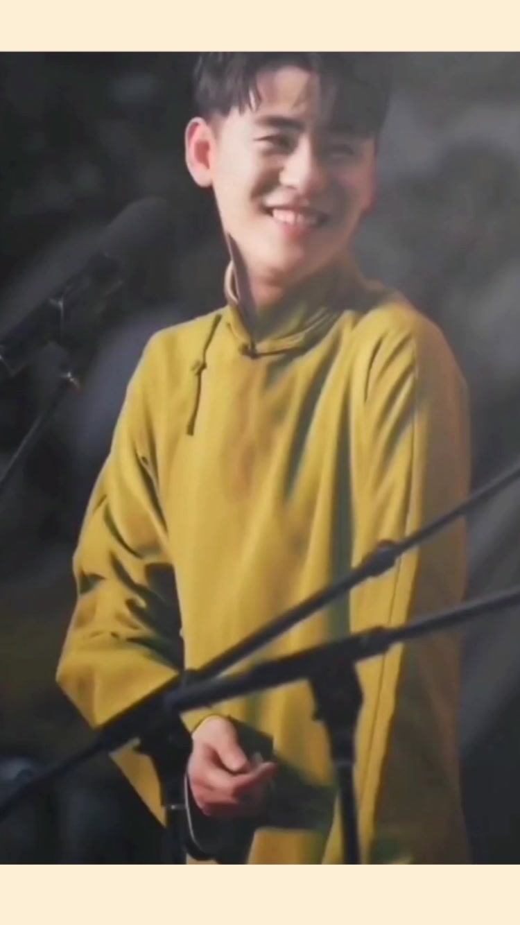 张云雷的大褂集锦,二爷身材是真好,无论穿什么颜色的大褂都好帅