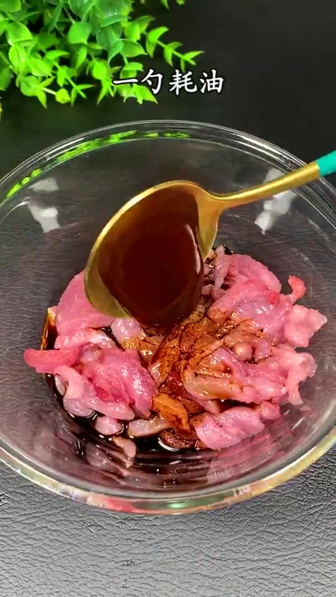 韭菜苔炒肉丝,吃过以后再也不会想点外卖了,真是太好吃了!