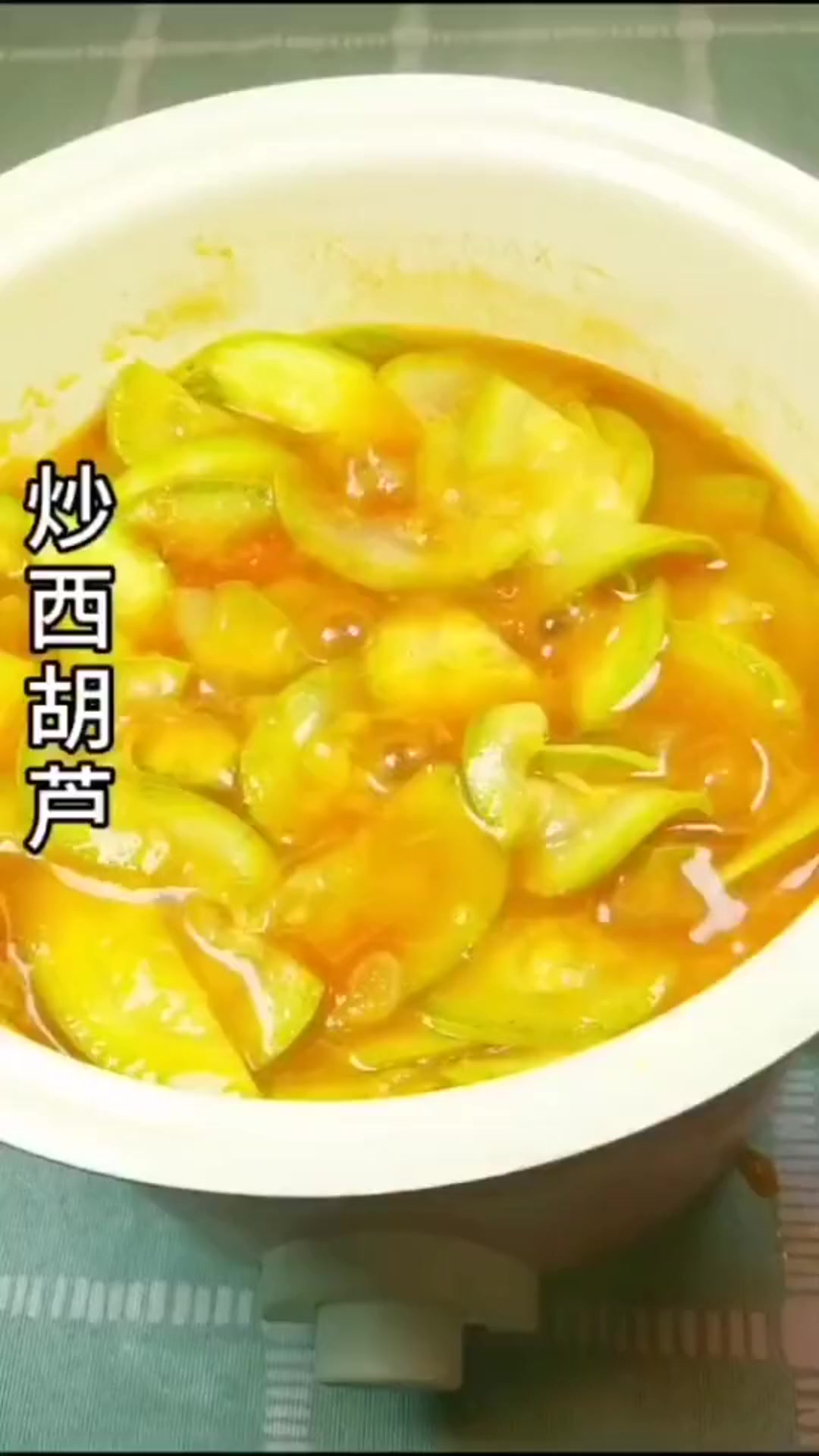家常版的西葫芦炒西红柿,汤汁浓郁超级下饭