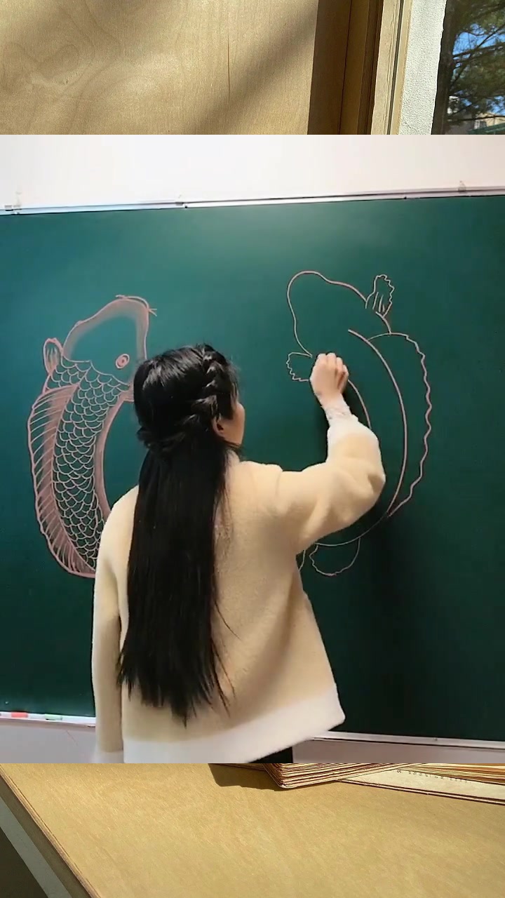 幼师在黑板上画红鲤鱼,能看见感觉很幸运,总感觉自己要走运