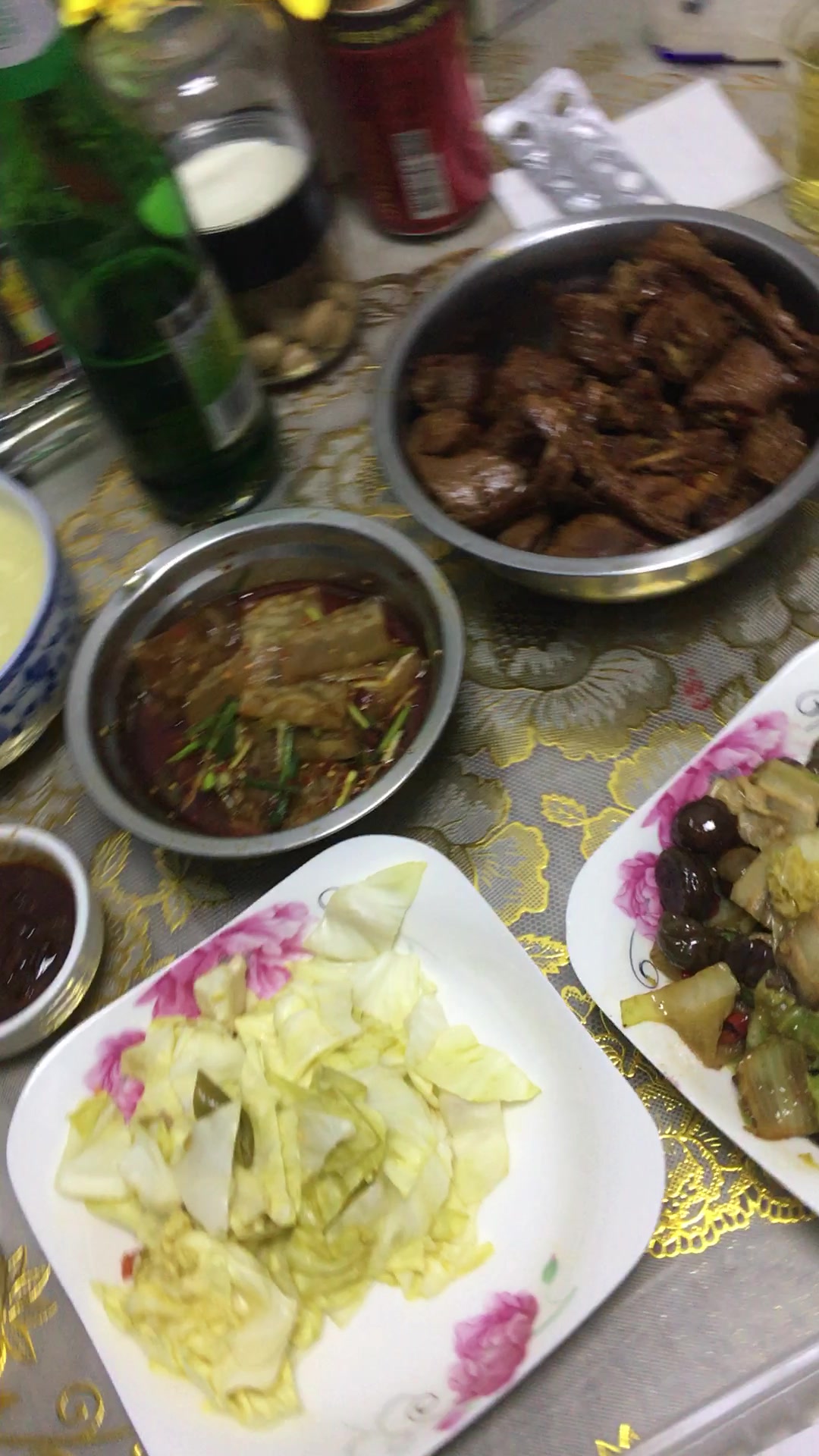 老婆做的红烧鸭脖子猪皮冻肉包菜板栗烧肉片配素米粳馍头