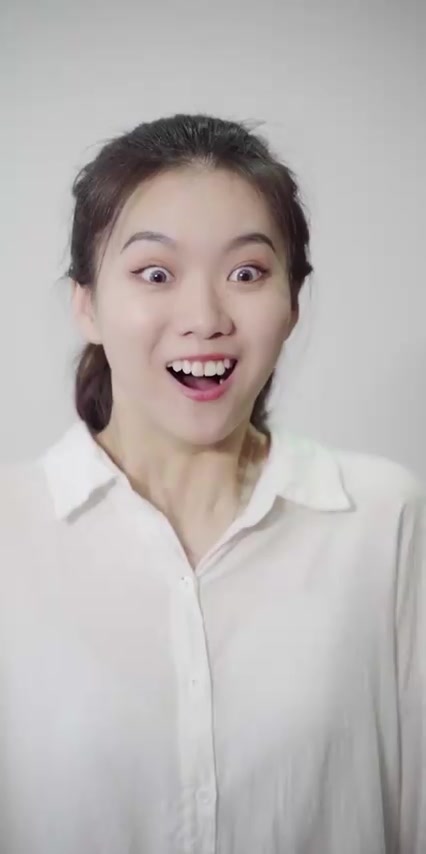 闺蜜馋别人的奶茶好姐妹怎能忍,直接给她一大桶