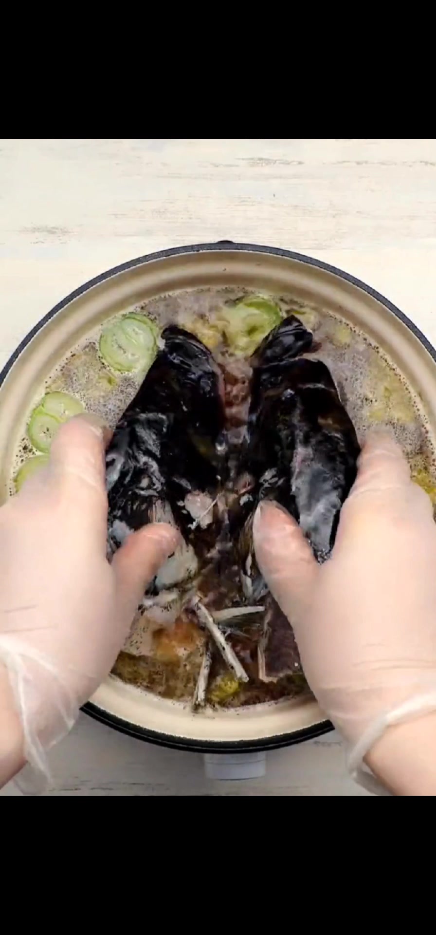 泡椒鱼头焖冻豆腐,肉嫩汤浓,还香辣酸爽,看着都能流口水