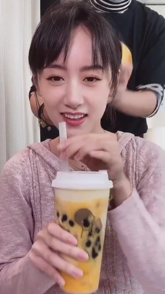 袁冰妍上线了!璇玑告诉你怎么喝奶茶,小奶音超可爱,你学会了吗