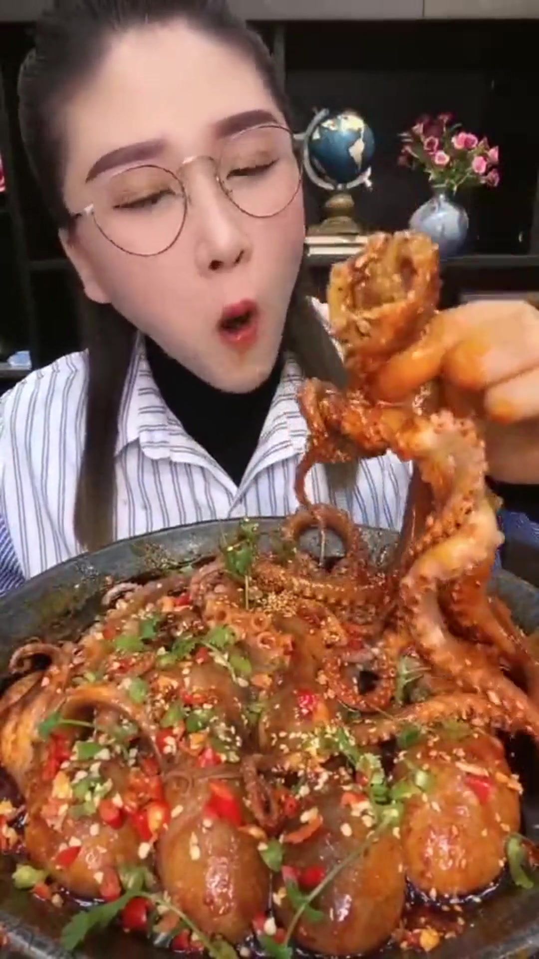 美女最爱的八爪鱼大“爆头”,吃得太过瘾了!