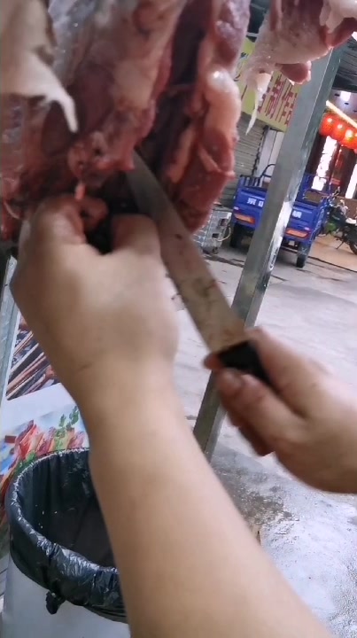 新疆烤羊肉串现场现杀现切现现串,想了解更多新疆烤法请点击关注