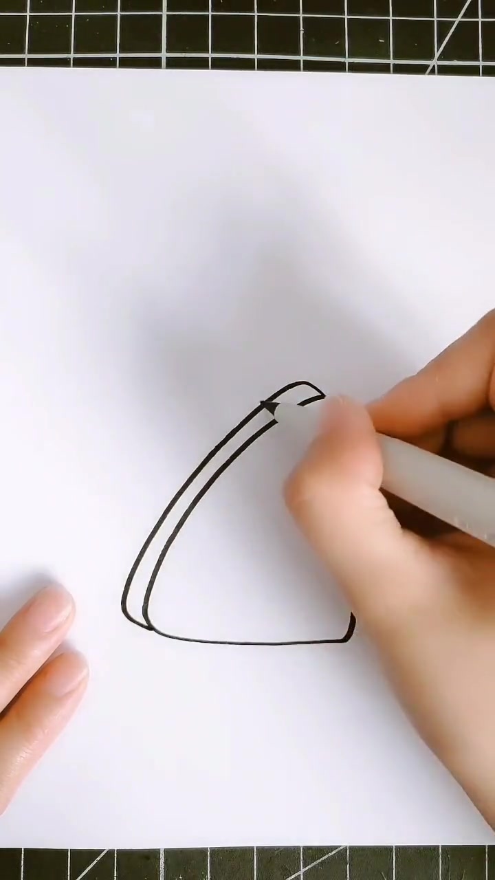 三明治简笔画,加上萌萌的表情后,变得更加可爱了