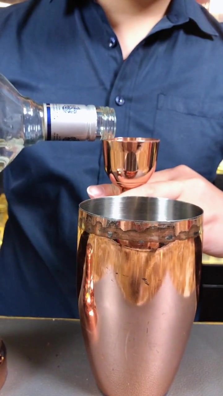 调酒师自创鸡尾酒,看这酒杯,就知道绝对是用心了