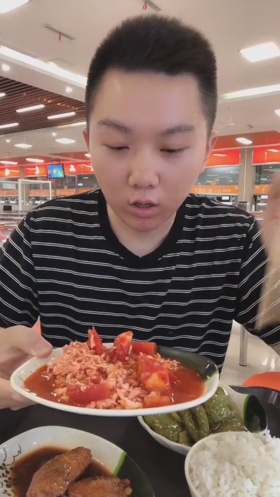大学食堂的小碗菜,两素一荤13元,可乐鸡翅西红柿鸡蛋虎皮青椒