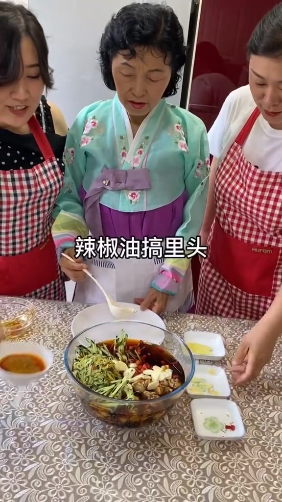 妈妈带两个姑娘做扇贝肉捞汁爸爸闻到美味哈哈哈