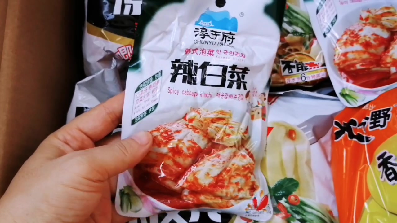 #创作有礼# 在某东买了些好吃的,麻酱拌凉皮儿、辣白菜和酸辣粉等,很期待哦。#美食摆拍大赏