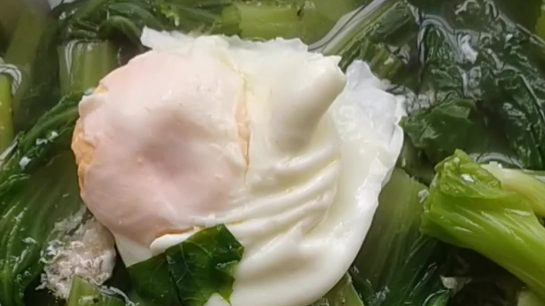 天气炎热就喝这个汤。清热解毒的咸蛋芥菜汤。