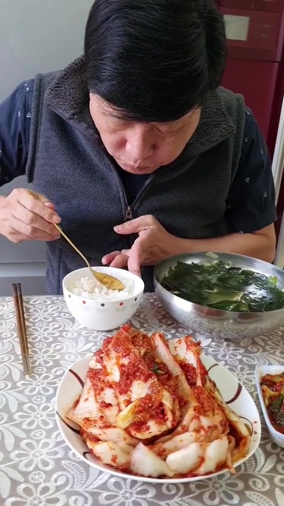 爸爸每次出差回来妈妈给爸爸做一碗热乎乎的海带汤辣白菜小葱泡菜