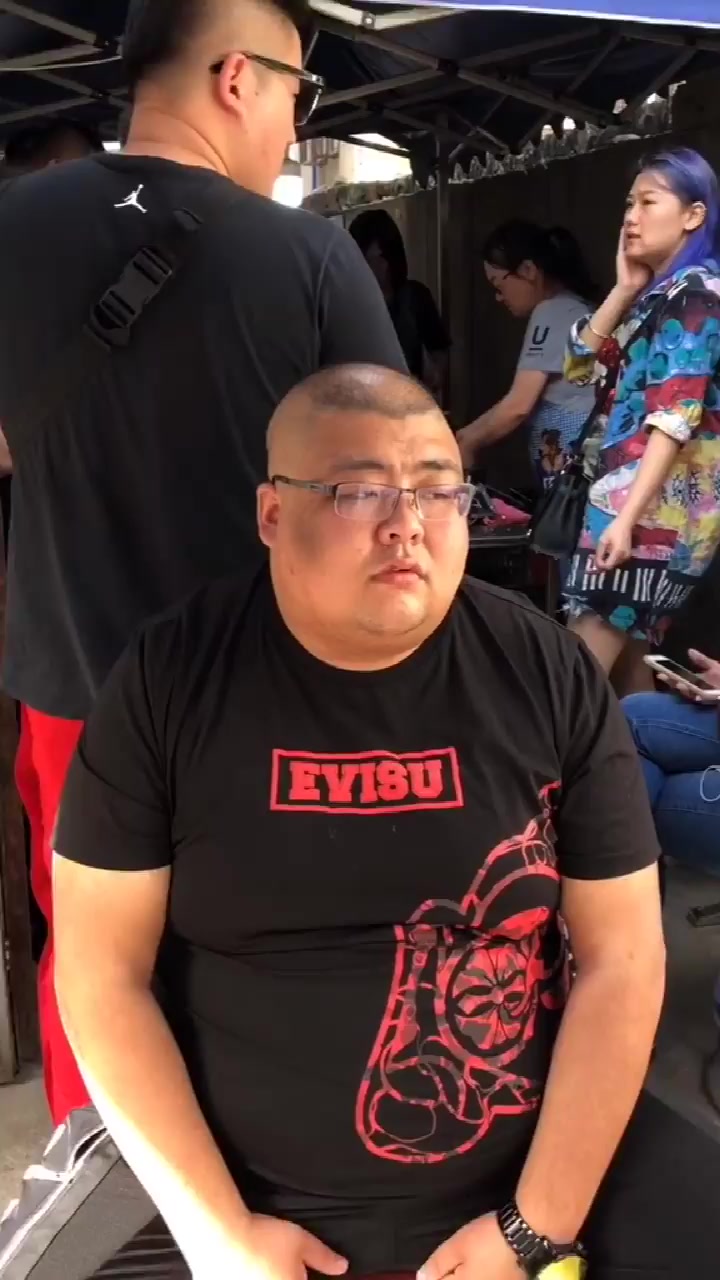 汉堡皇后的架子太大了吧!龙哥想买点汉堡吃,居然还让死出去?