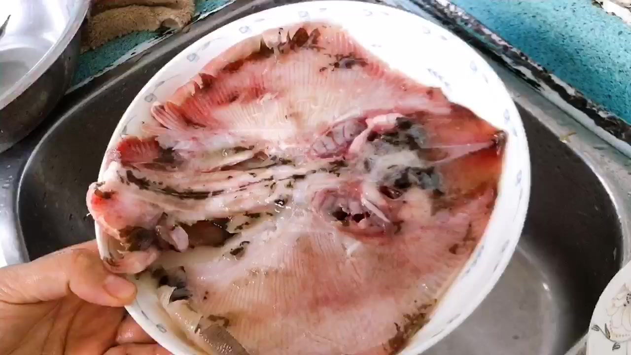 老板鱼有股氨水味,处理不好特别难吃,做鱼时加两个步骤做出的鱼一点氨水味也没有了,而且非常鲜
