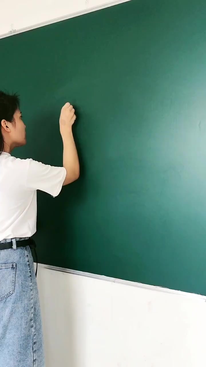 幼师在黑板上画大白鹅,没在美术大学上过学,根本不可能做到