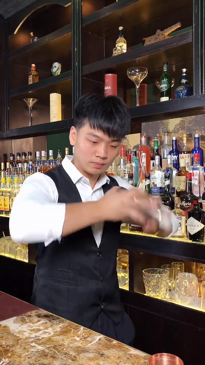 用狗尾巴草做装饰的鸡尾酒,名为“青草蜢”,连名字都这么特别