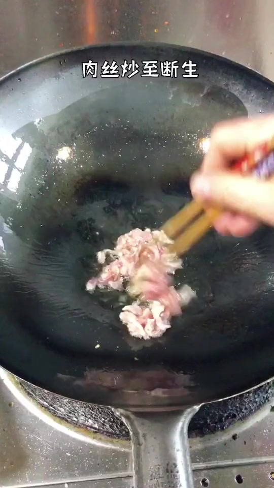 哈哈?这一碗肉丝炒粉应该没有人拒绝吧?这也太好吃了