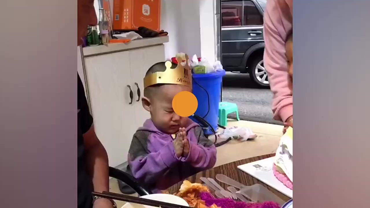 【萌娃过生日许愿过于朴实】近日,一位小朋友过生日许的愿望让网友哭笑不得。小朋友戴着生日帽,