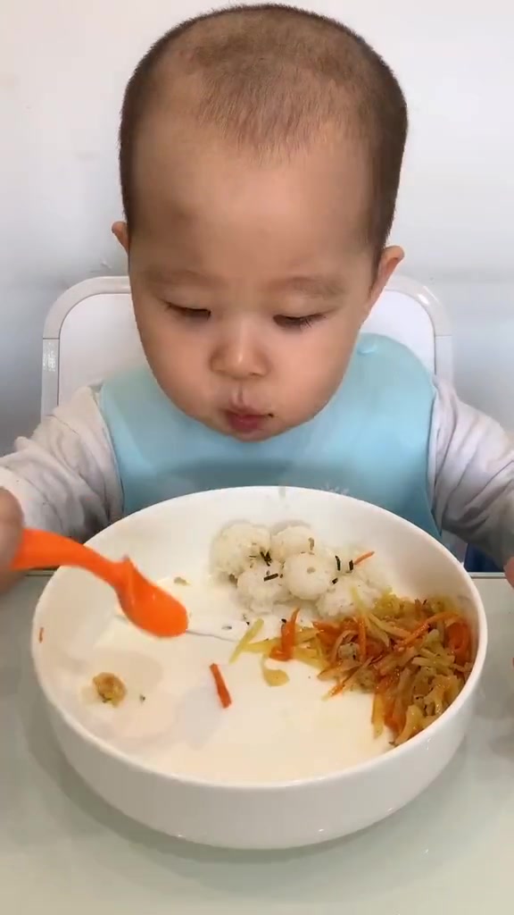 自主进食宝宝真的好喜欢吃妈妈做的鱼豆腐呀