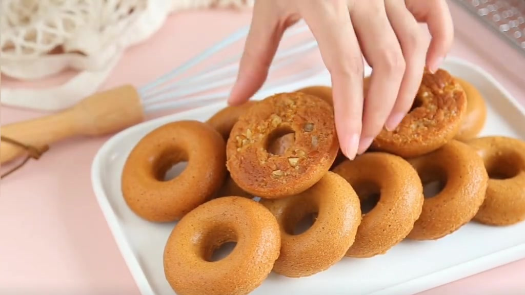 ????甜甜圈不用买,在家简单做,超好吃! 甜甜圈蛋糕最好吃的做法,看一看学学吧～