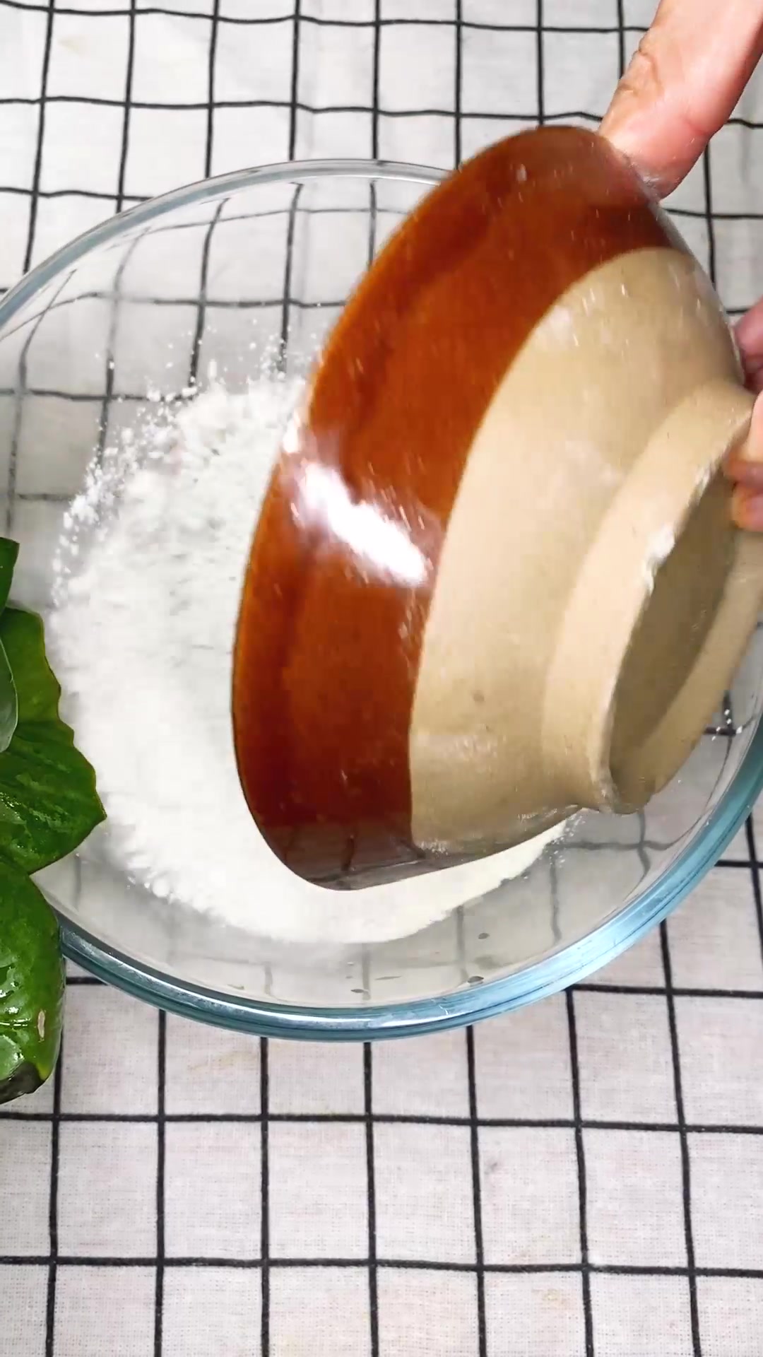 现炸酥肉配方:盐5克、姜15克、味精6克、水100克、干花椒5克