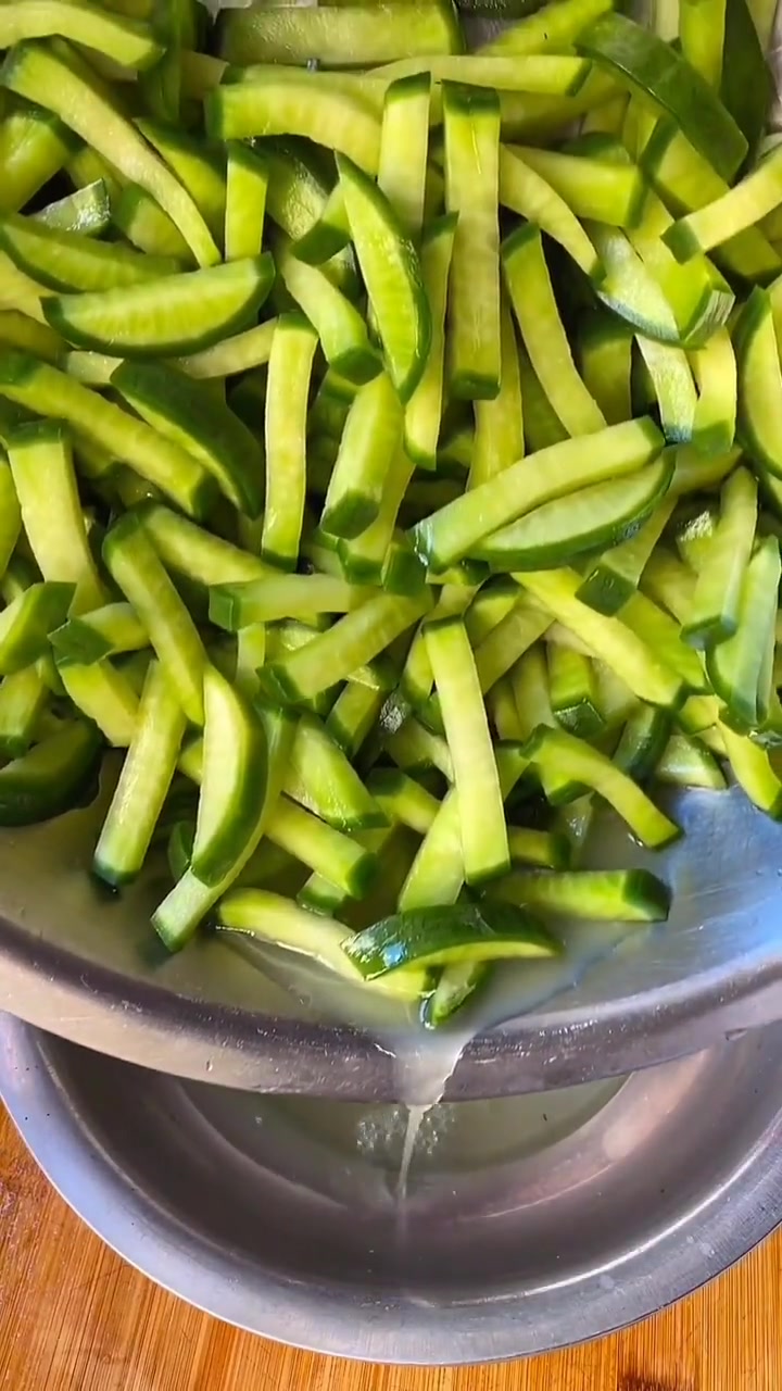 萝卜咸菜腌制方法,每年秋天都要腌制一点,老好吃了!