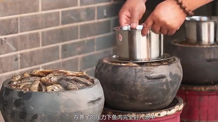 【邯郸特色美食 | 广府酥鱼】广府酥鱼,是以鲫鱼为原料制作的一道菜品。历史悠久,是河北省永