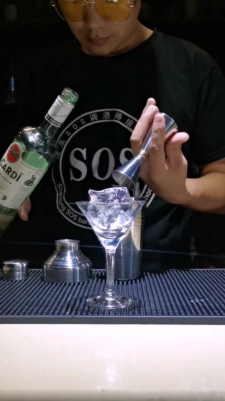 一杯独特的鸡尾酒,别看杯子小,后劲可不小