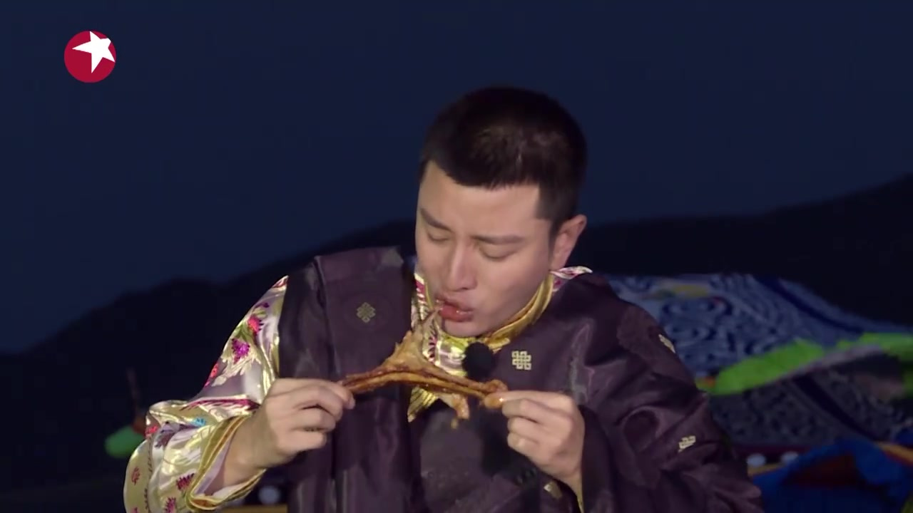 #极限挑战#草原厨神@贾乃亮 烤制的羊排出炉啦~看大家超满足的大口吃肉,一脸满足就知道亮亮
