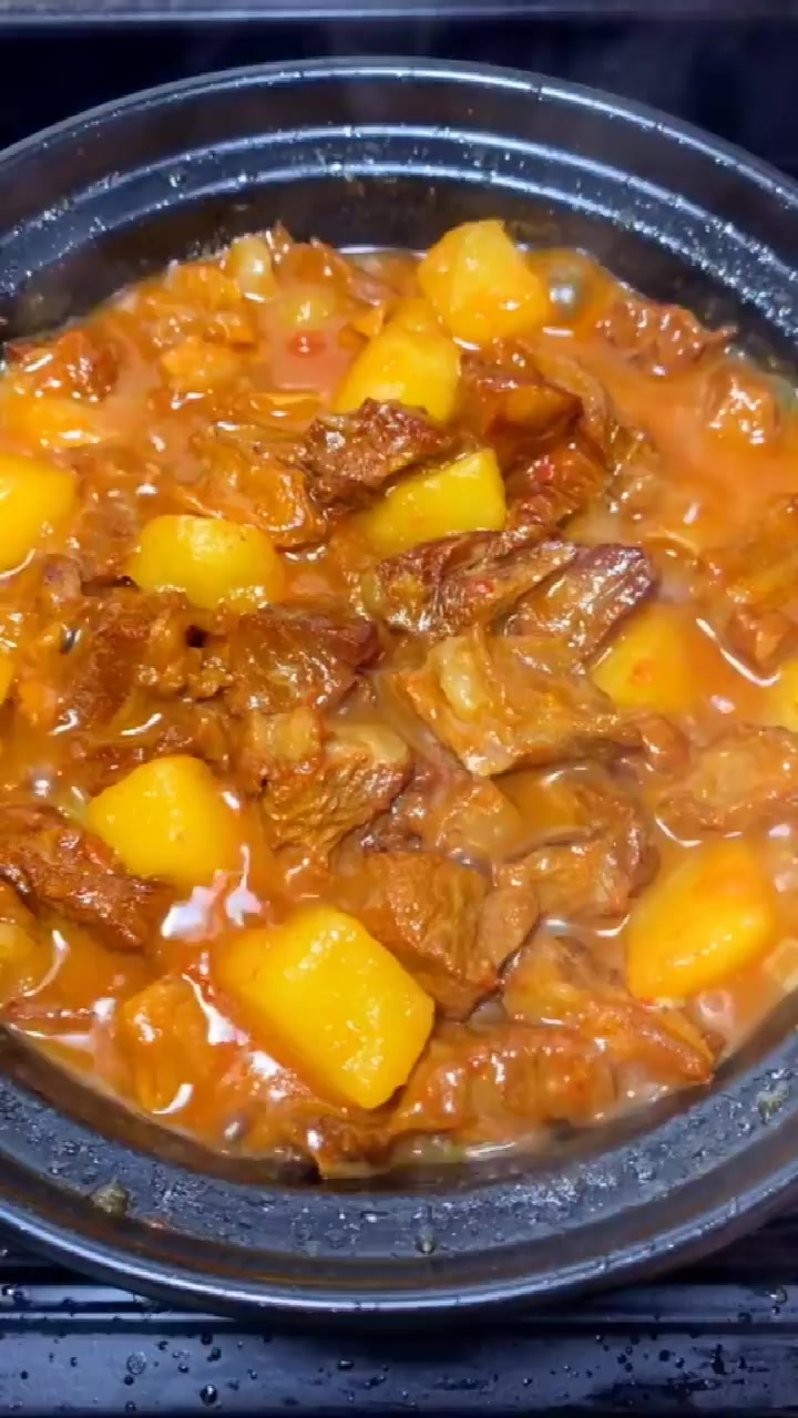 这样做的西红柿土豆炖牛腩,简单又好吃,领居家的小孩都馋哭了