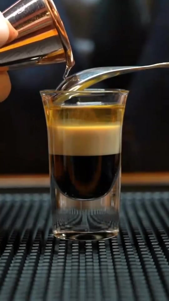 经典鸡尾酒:B52轰炸机,全球最火的shot杯鸡尾酒