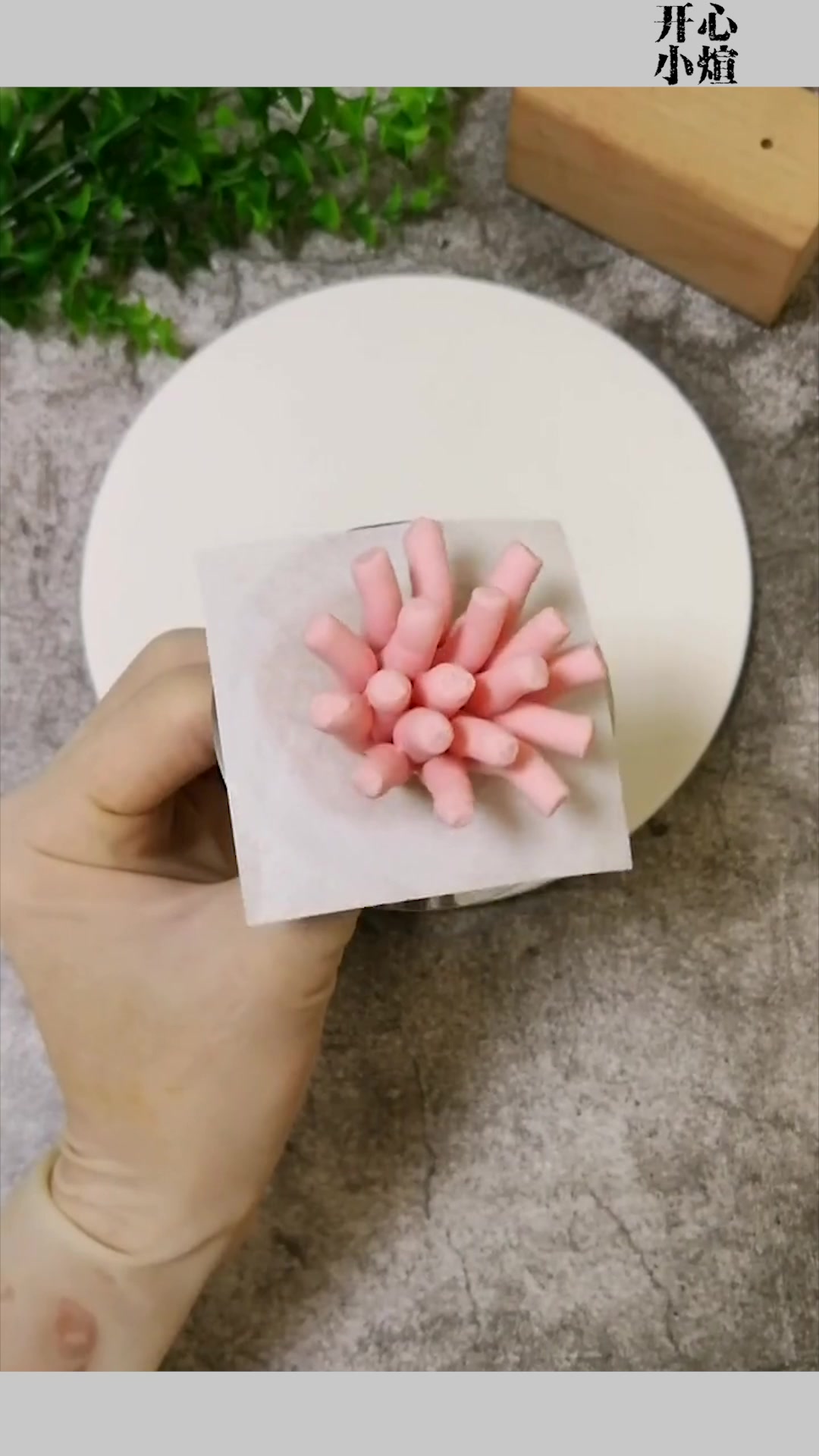 本以为是一款普通的蛋糕,放上裱花那一刻,甜品师太有才了!