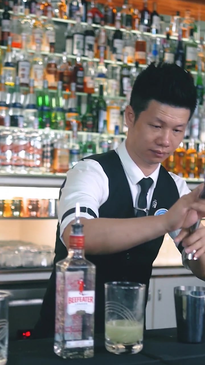 一杯名为“蓝月亮”的鸡尾酒,看起来有点费胳膊,不知道味道如何