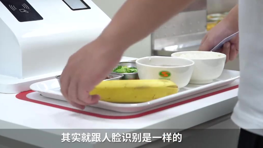 【进化版食堂阿姨!上海一中学食堂机器人炒出八大菜系:1.5小时出1000份菜】上海市闵行中