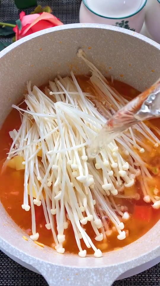 好吃好喝的金针菇牛肉汤,酸爽开胃到汤都不剩